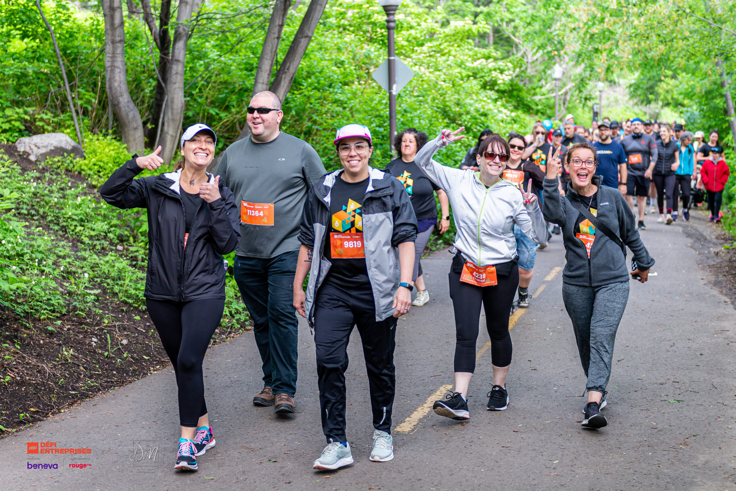 Un groupe de marcheurs au Défi Entreprises qui ont beaucoup de plaisir
